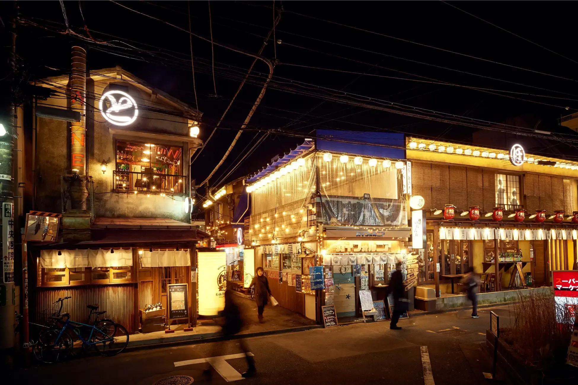 夜の「ほぼ新宿のれん街」の提灯が灯る路地