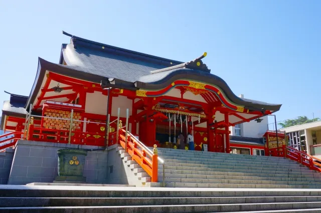 陽光に輝く花園神社の朱色の社殿