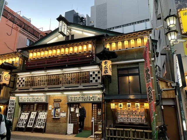 末広通りの提灯が灯る木造の建物