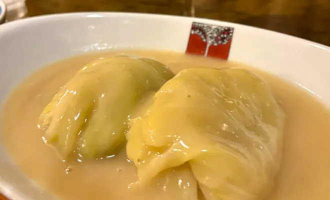 アカシアの白いソースのロールキャベツ