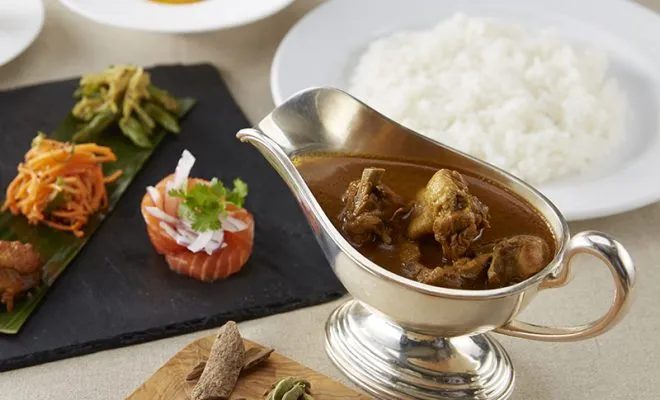 新宿中村屋の銀のソースポットで供されるカレー