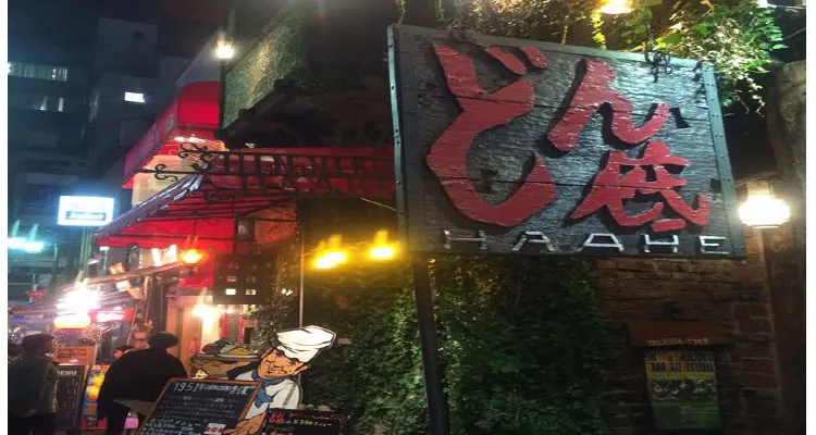 夜に灯る酒場「どん底」のレトロな看板
