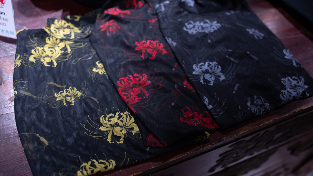 REZENの黒い和服の刺繍ディテール