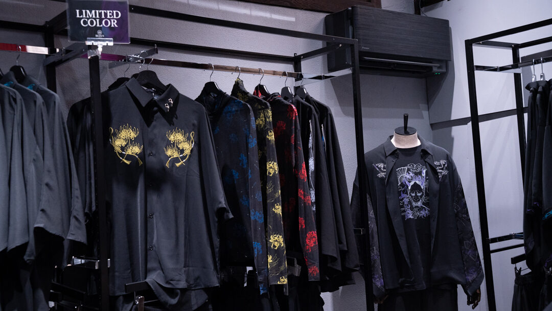 REZENの服が並ぶ店内のラック