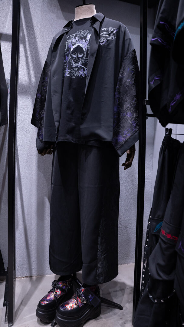 黒のフルルックをまとったREZENのマネキン