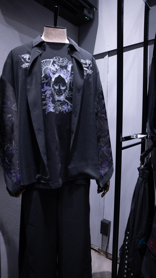 スカルグラフィックの黒い和袖トップス