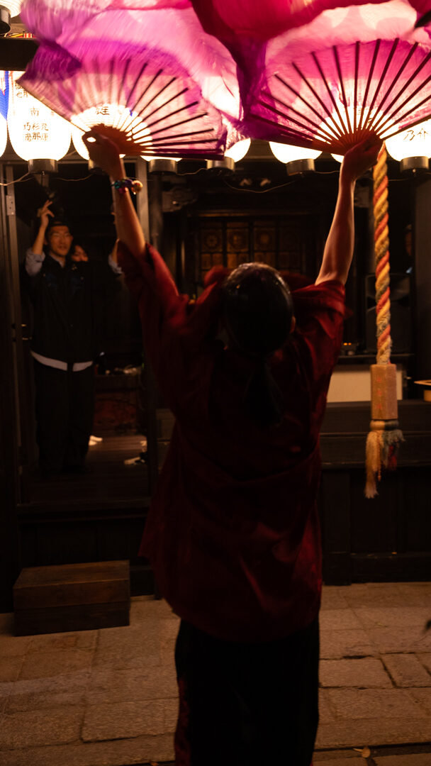 扇を広げた舞・寺院の催し