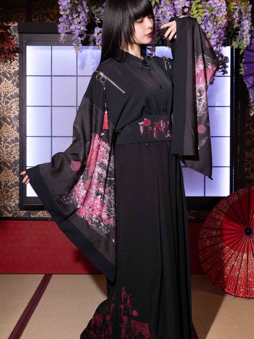 黒の和装をまとうREZENのモデル・染殿院