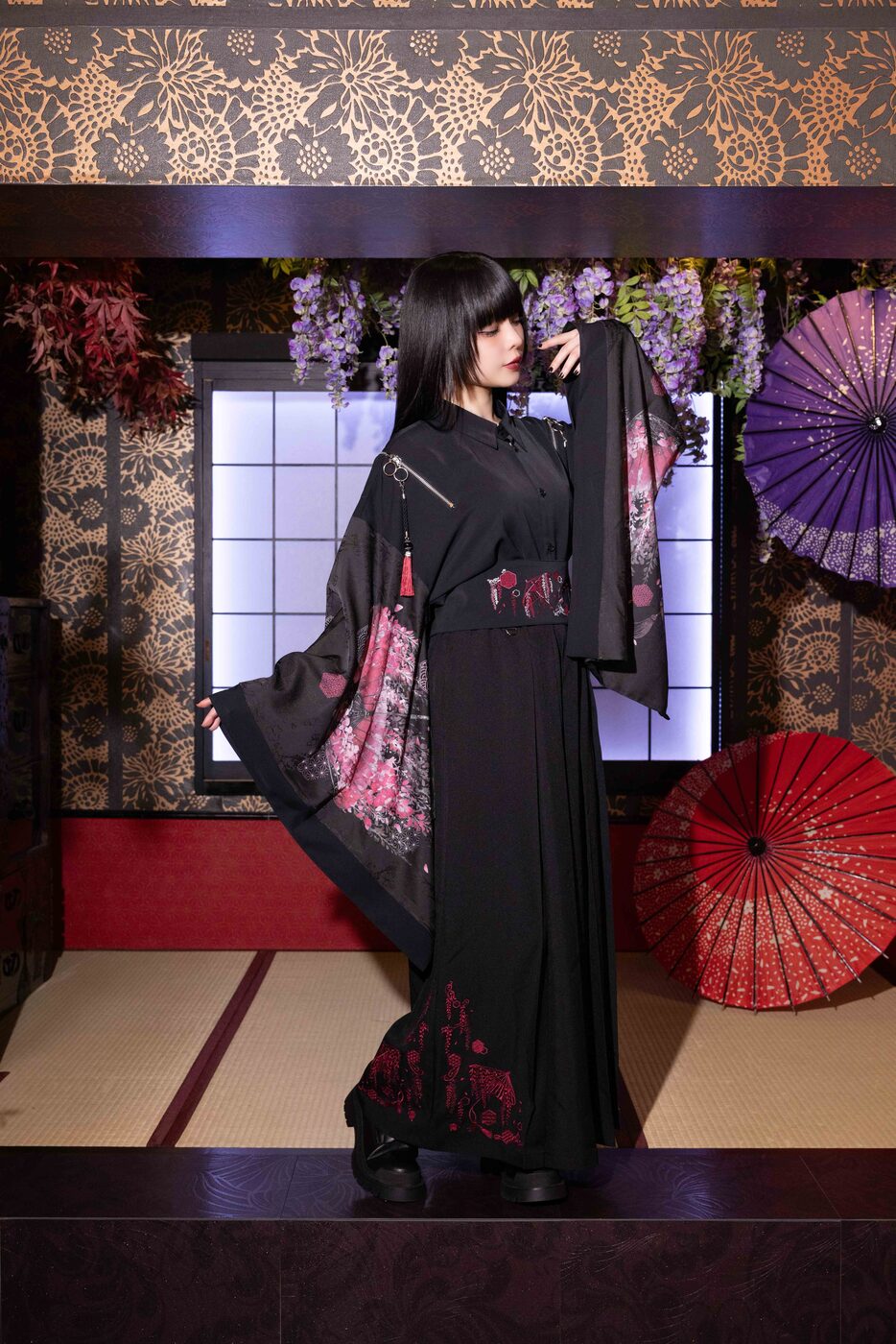 黒の和装をまとうREZENのモデル・京都