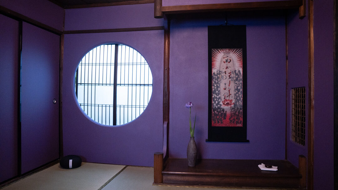 丸窓と掛軸のある和室