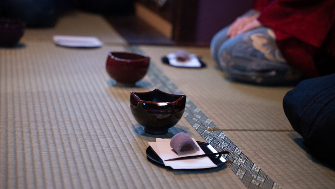 染殿院内の茶室でのお茶席体験