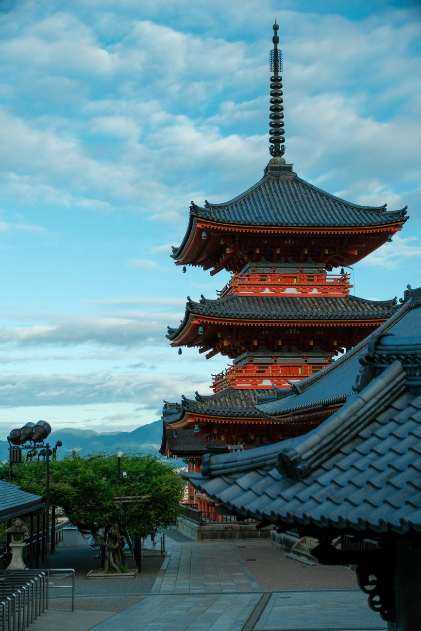 昼の清水寺・五重塔と青空