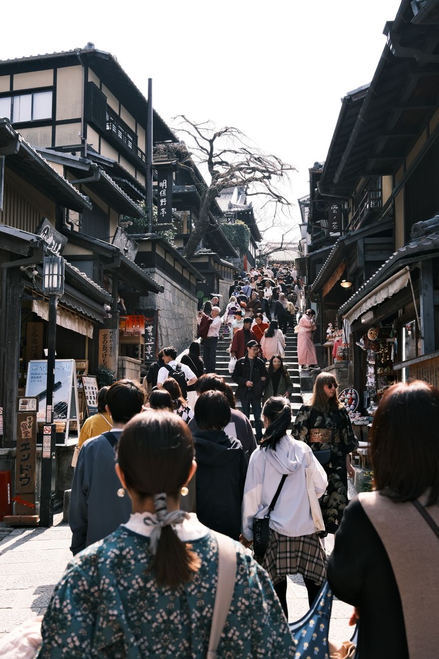 昼の京都・産寧坂の石畳と町並み