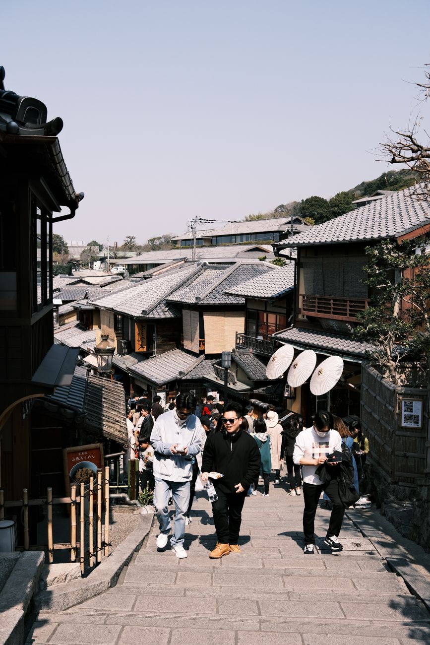 京都・新京極の賑わう通り