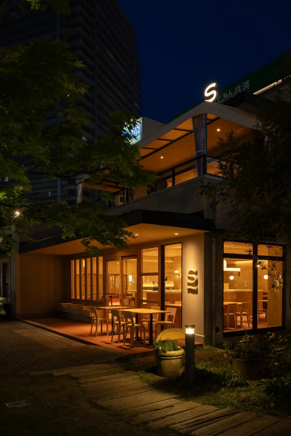 scenes 店の外観と木立(夜)
