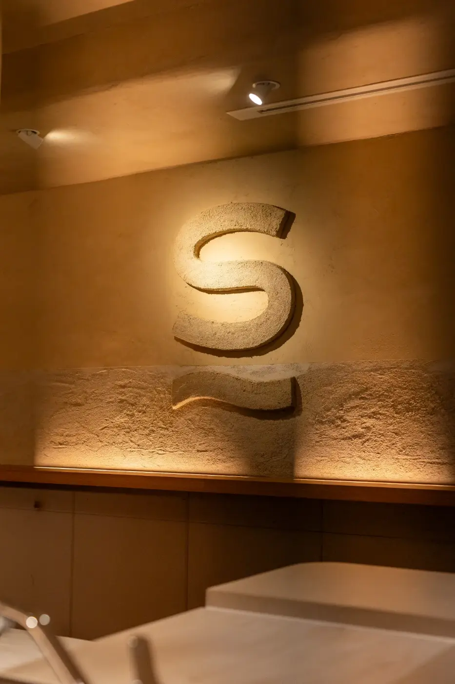 scenes 土壁に彫られた s のレリーフ