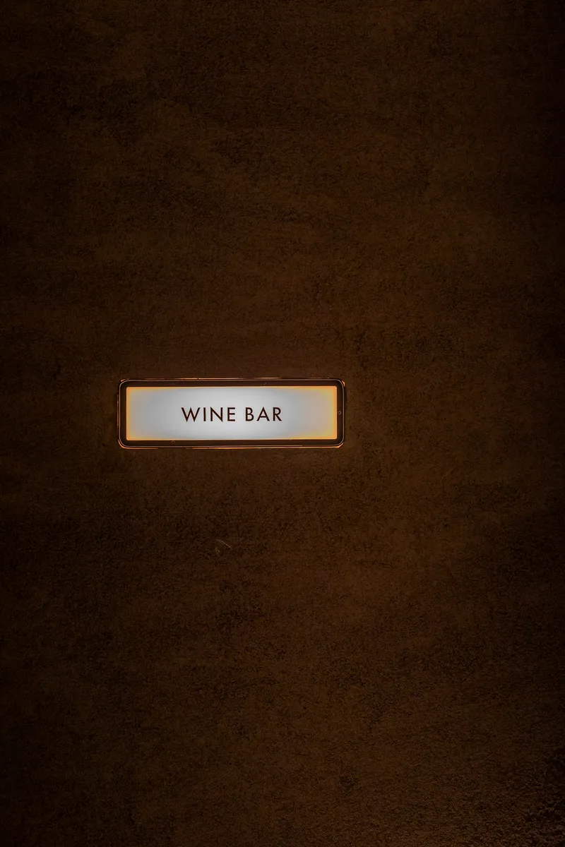scenes WINE BAR サイン