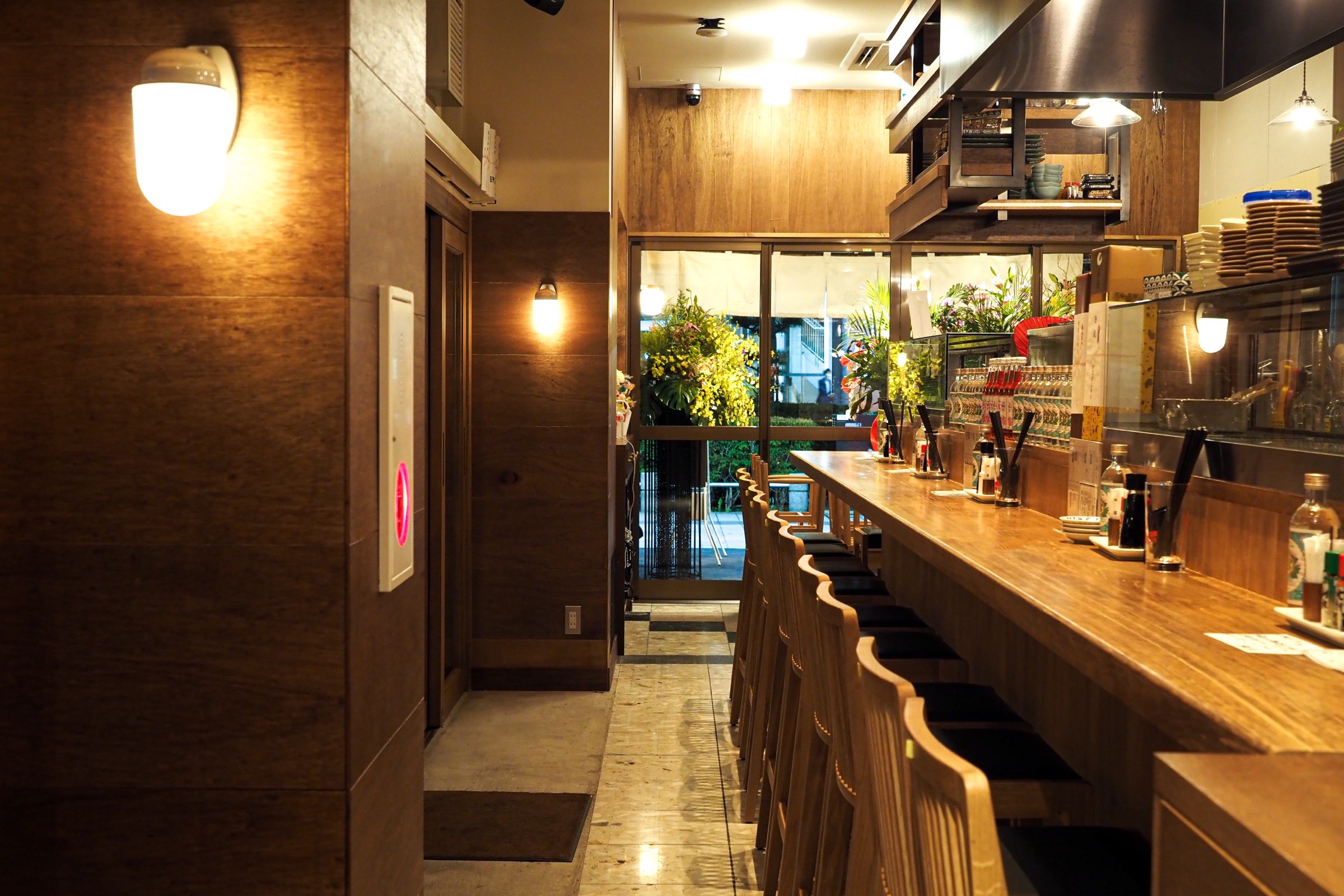 やきとり鶏丸 彦根店 カウンター席と炭火