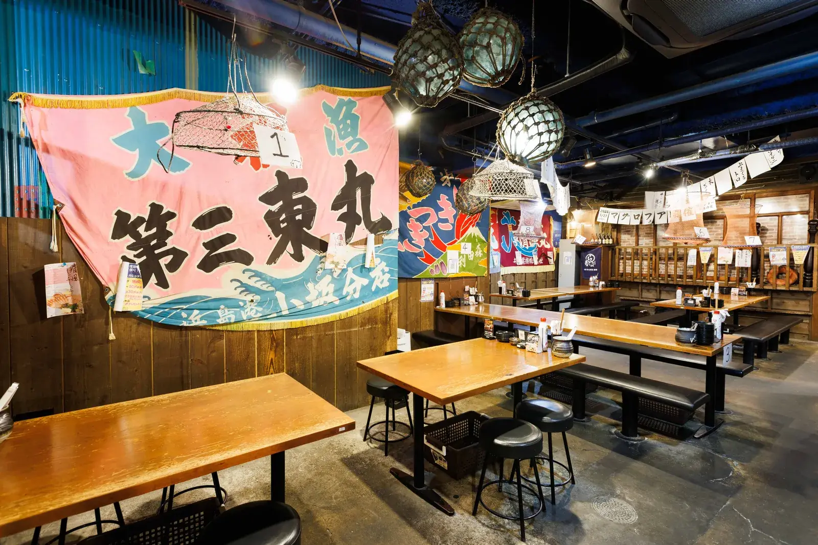 大人数宴会向けの店内（実店舗）