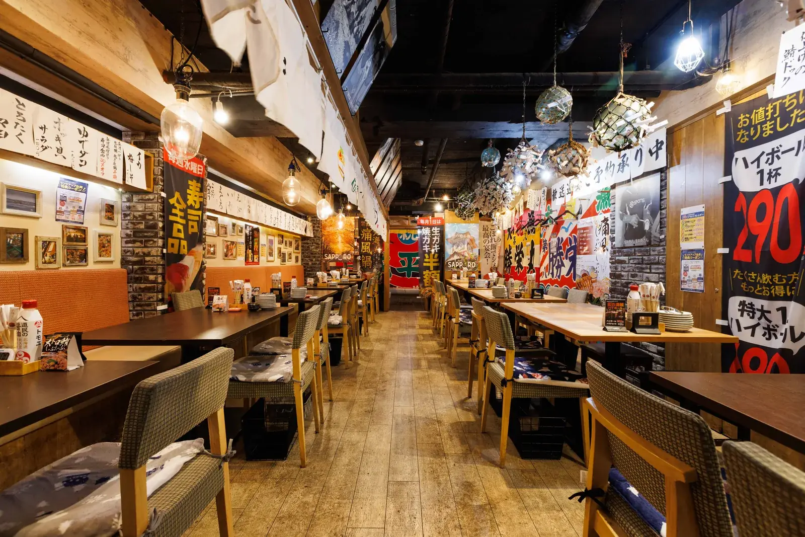 活気あるネオ炉端の店内