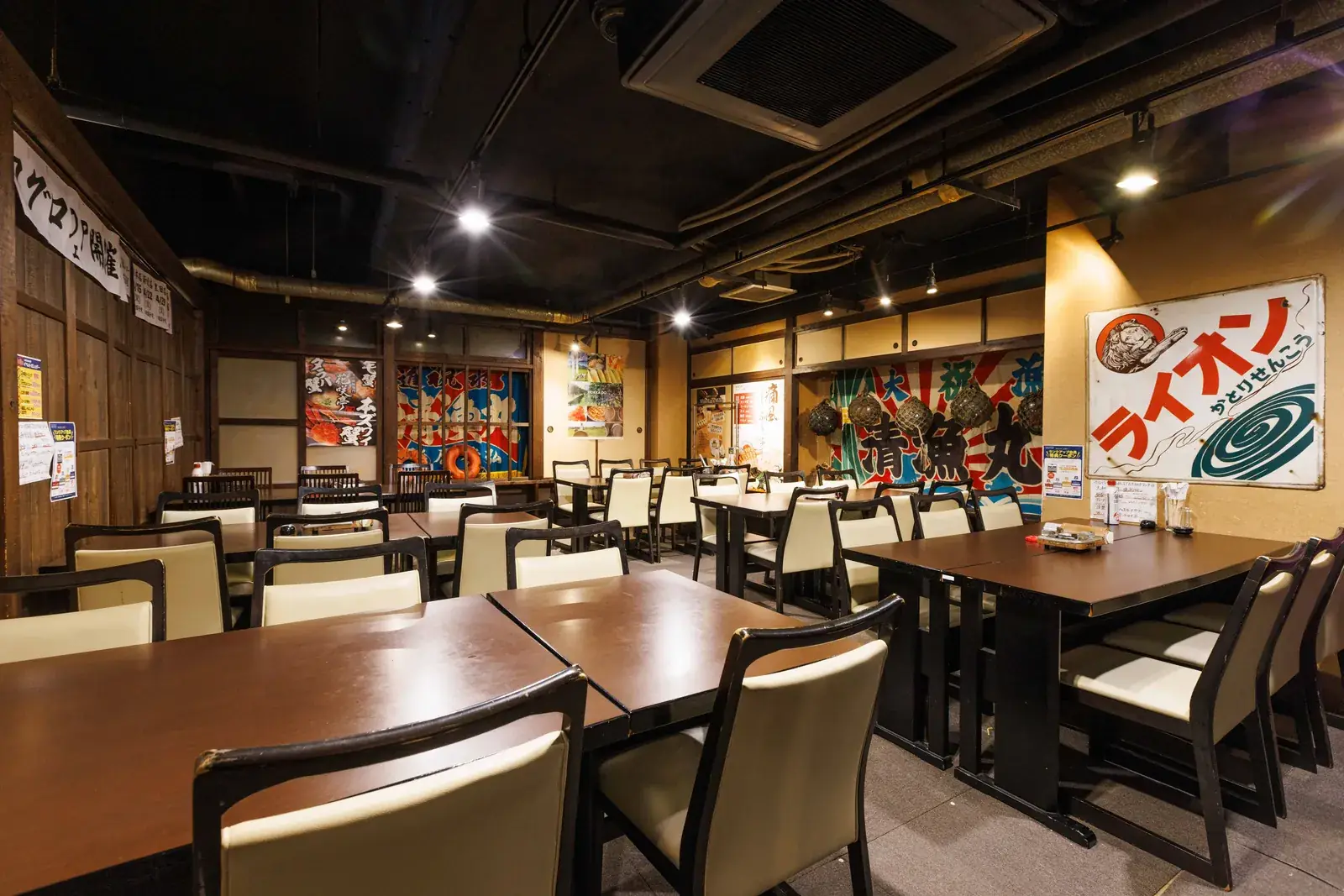 大人数宴会向けの店内（実店舗）