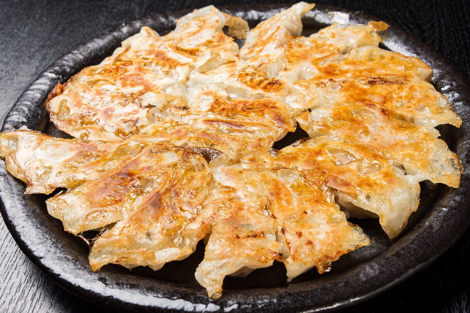ニューカムラ名物の焼き餃子の大皿