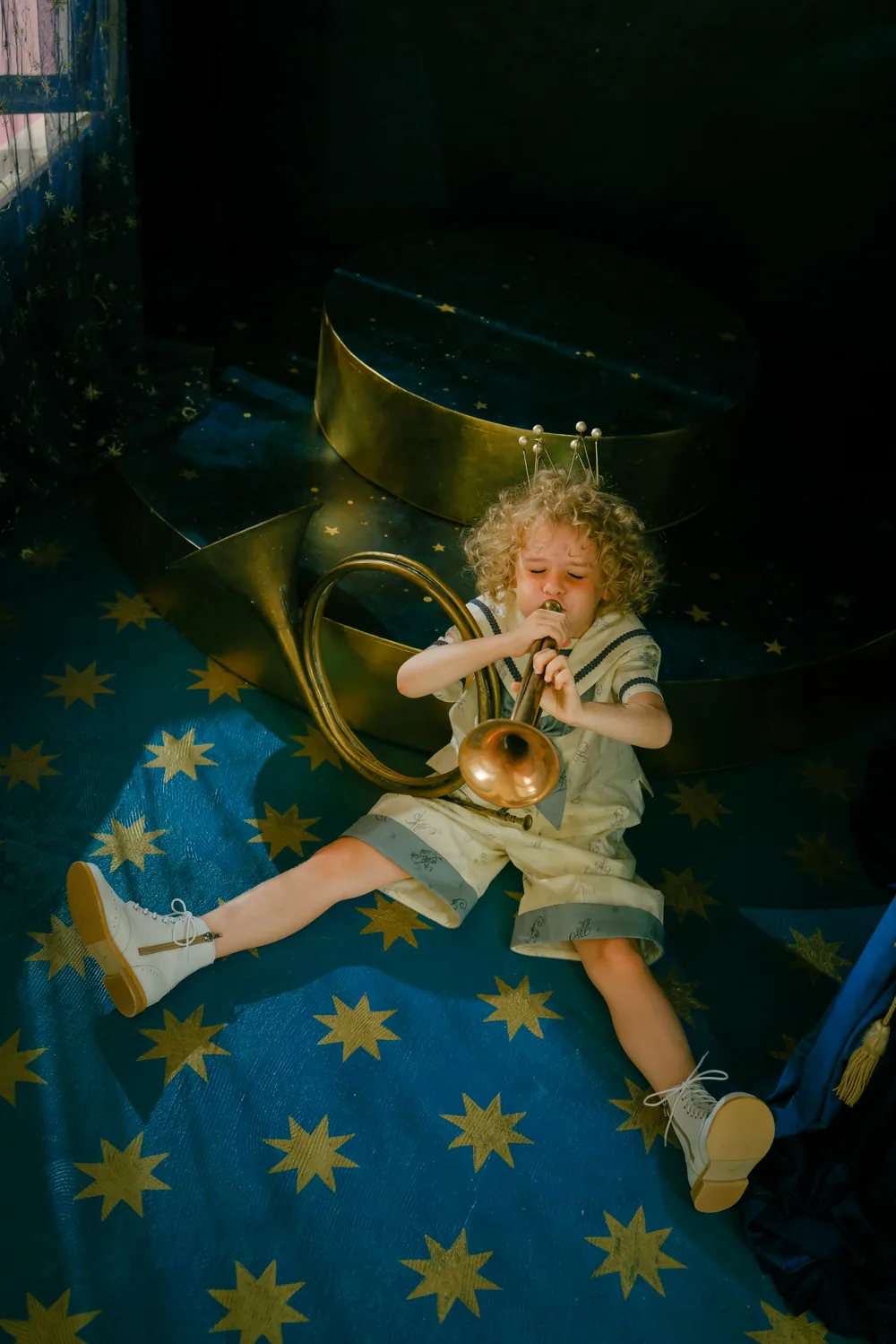 星の床でホルンと座る子ども
