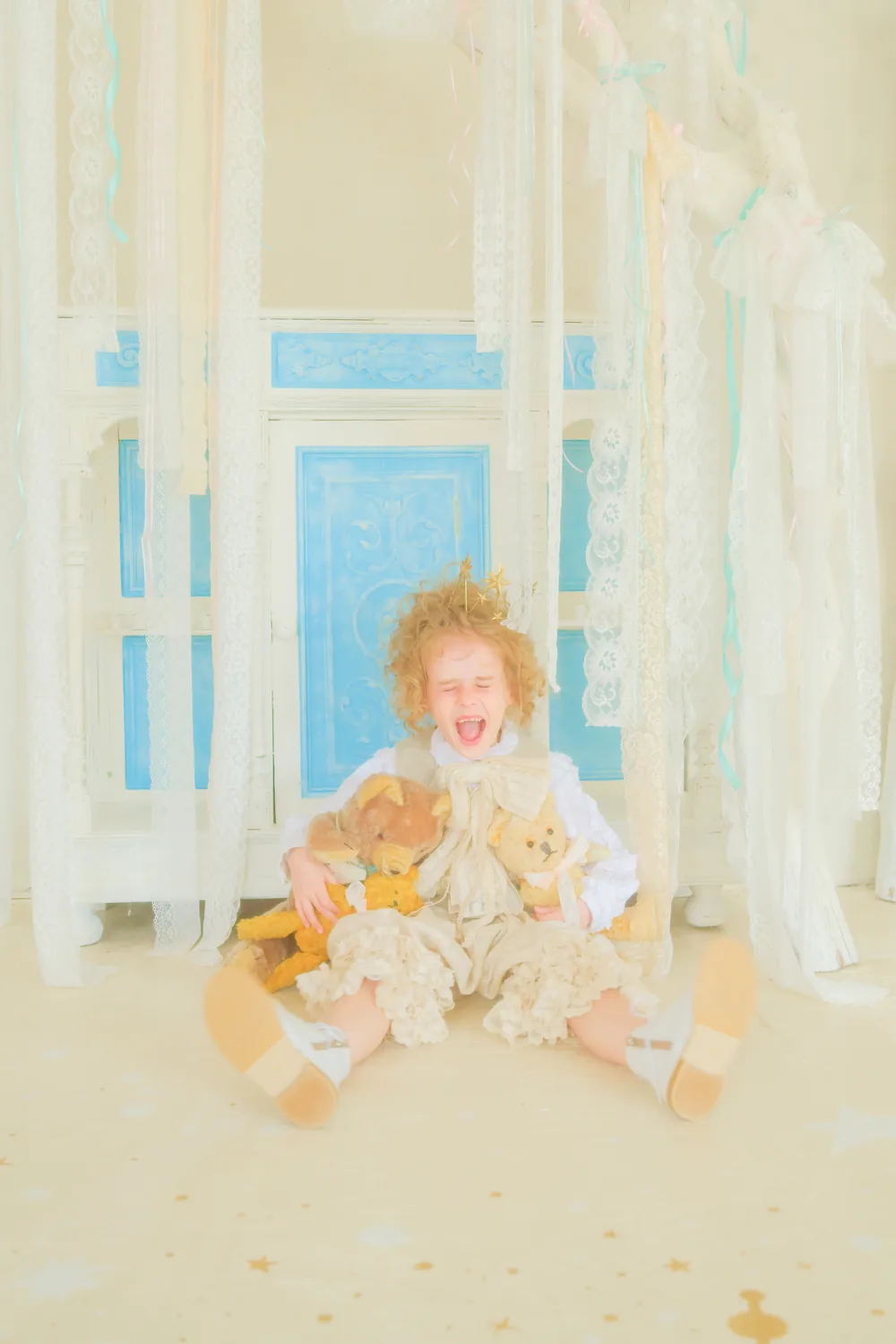 クマたちと大笑いする子ども