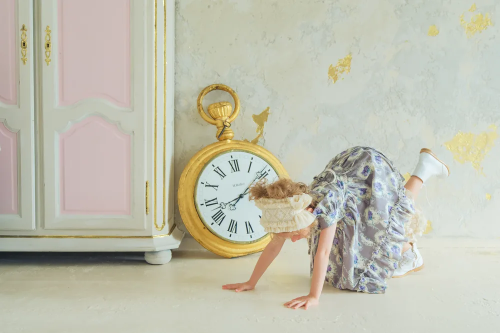 金の懐中時計とポーズをとる子ども