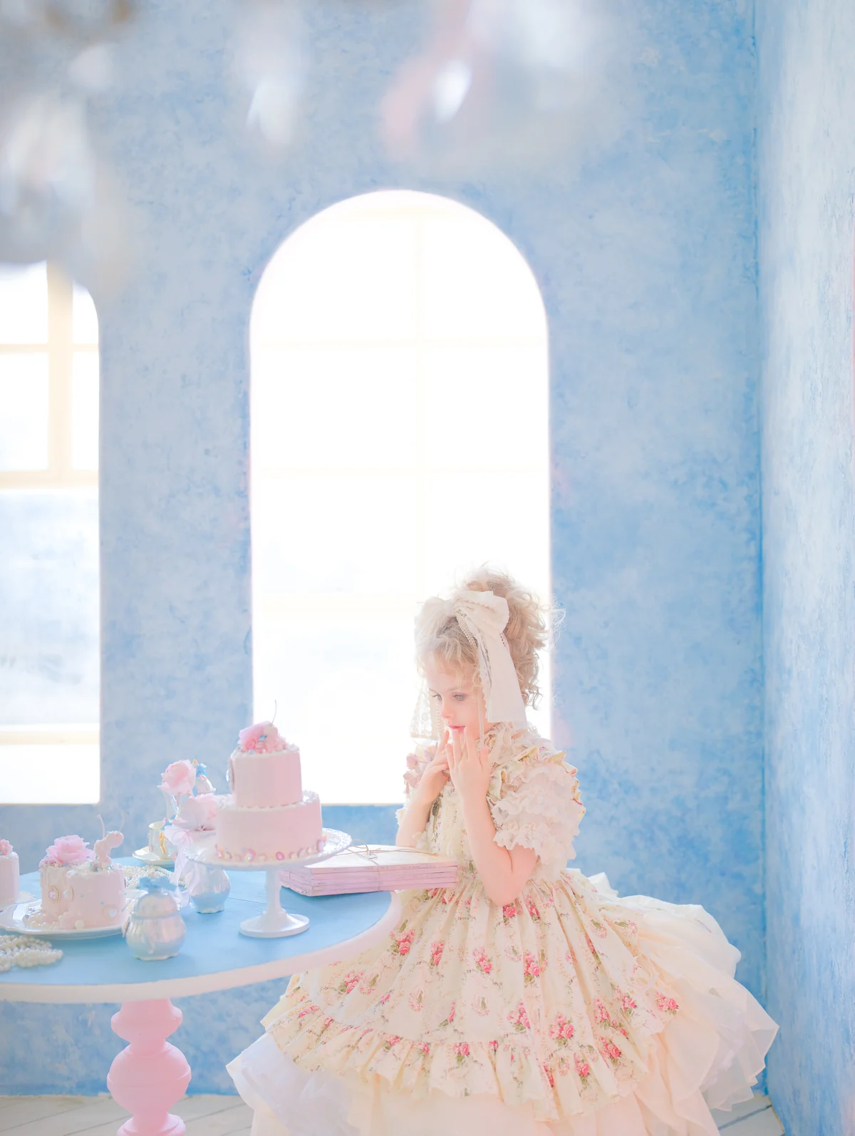 パステルカラーのケーキとティーセットの子ども写真 ─ 名古屋 星ヶ丘