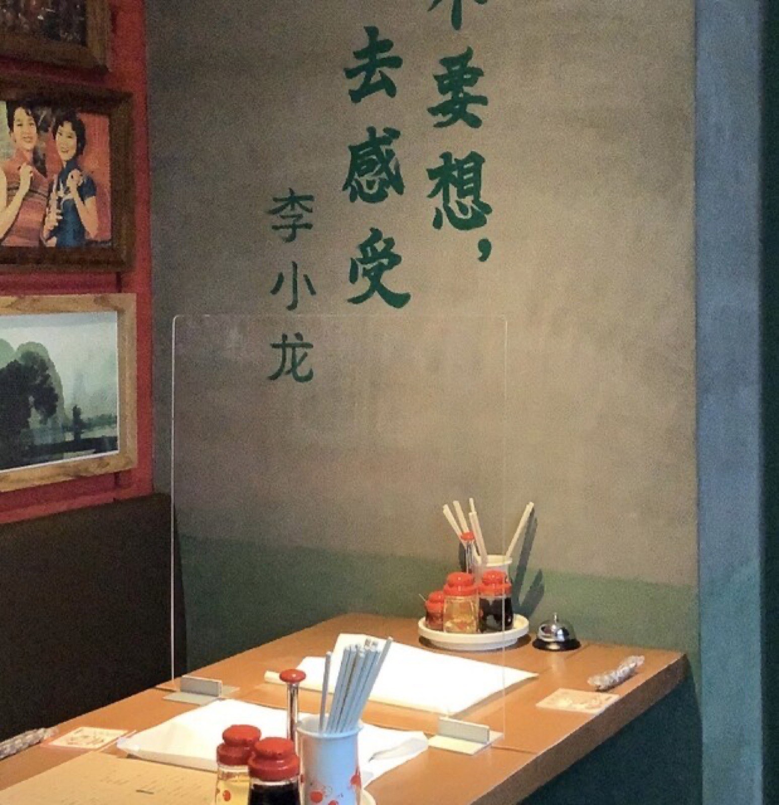 ナデシコ餃子楼のテーブル席