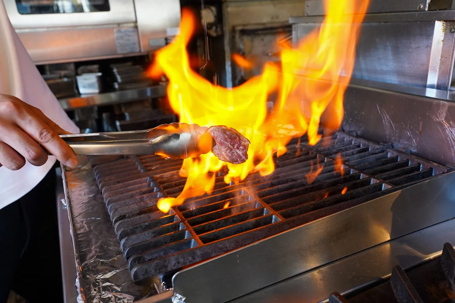 グリルの直火で焼き上げる肉