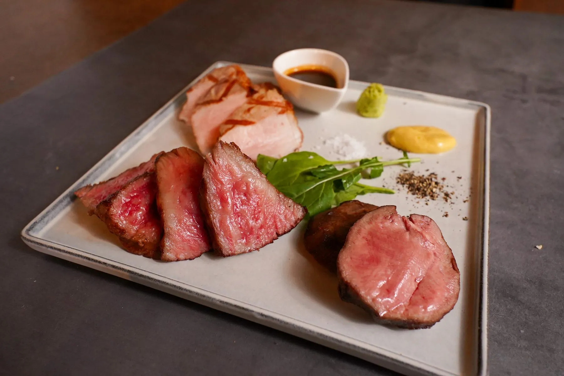 肉3種を盛り合わせたプレート