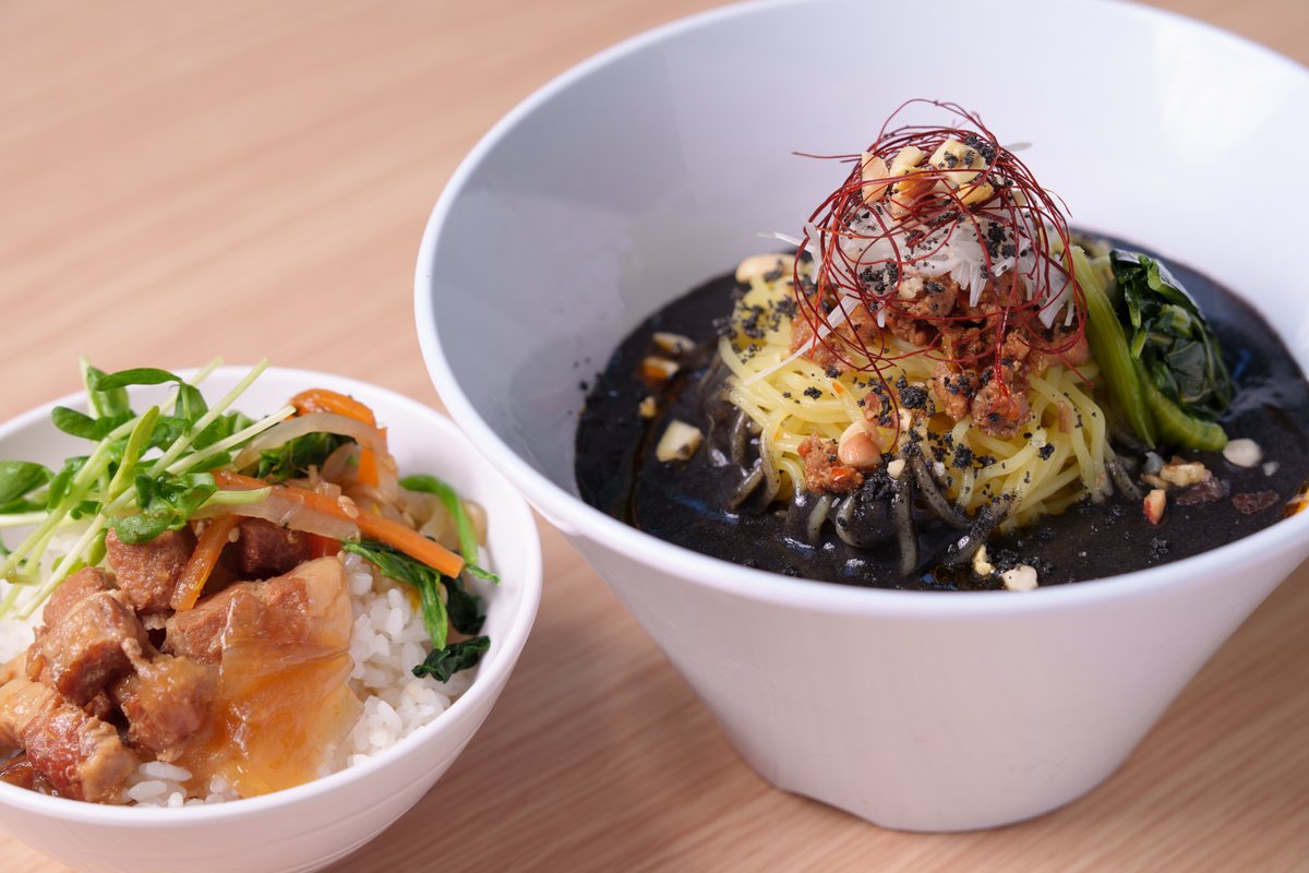 黒いソースの麺と小さなごはんの組み合わせ