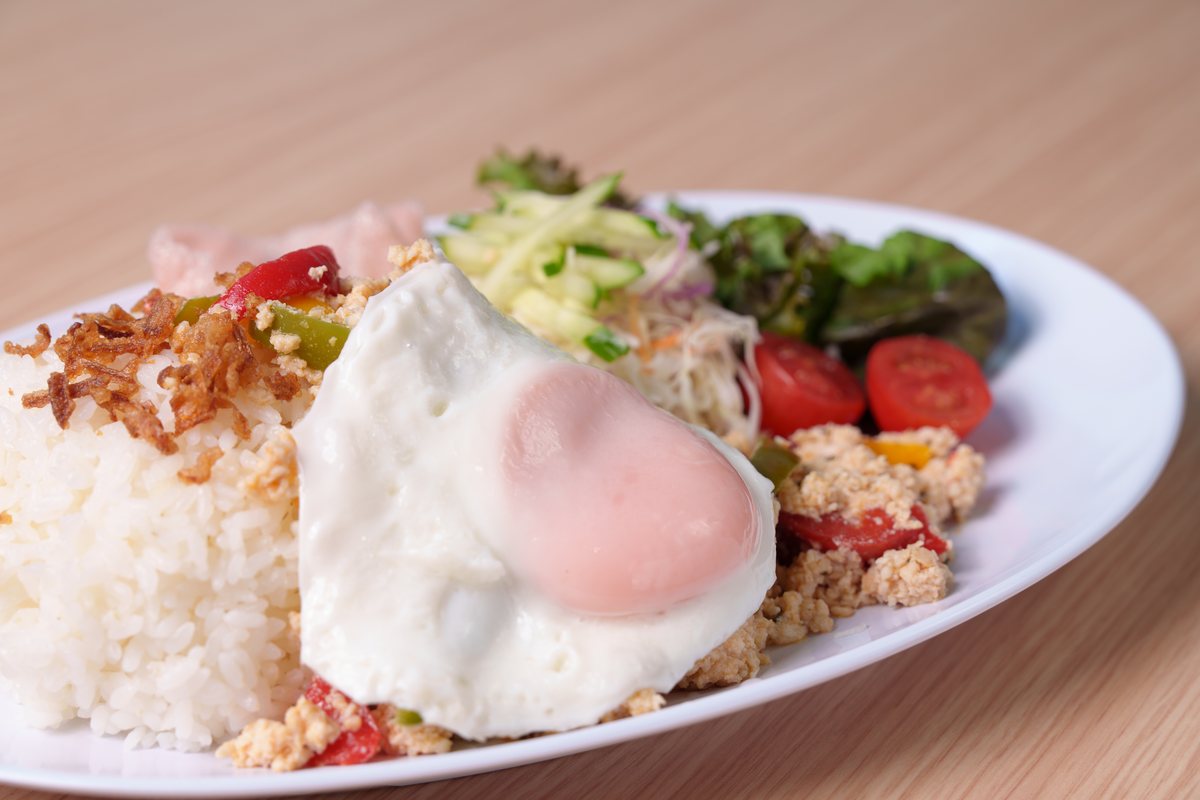 目玉焼きをのせたごはんとサラダのプレート
