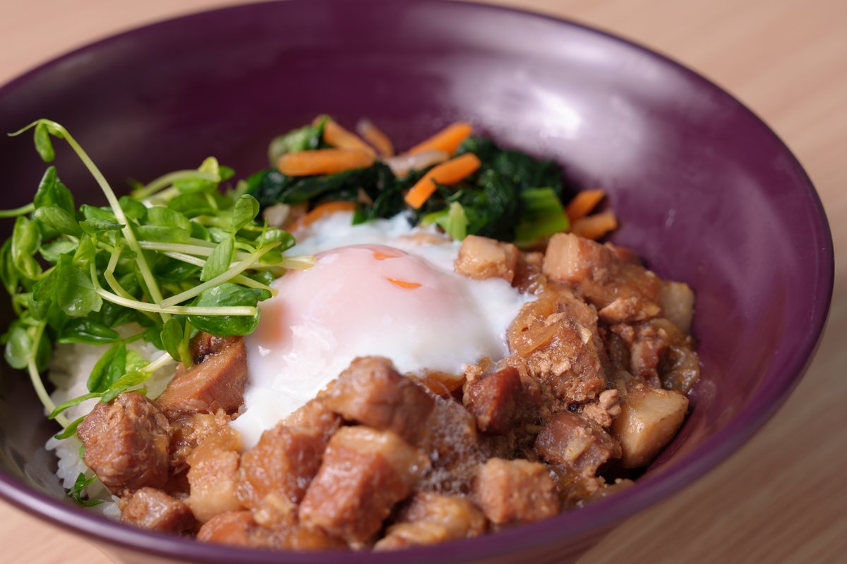 煮込んだ角切り肉と温玉をのせた丼