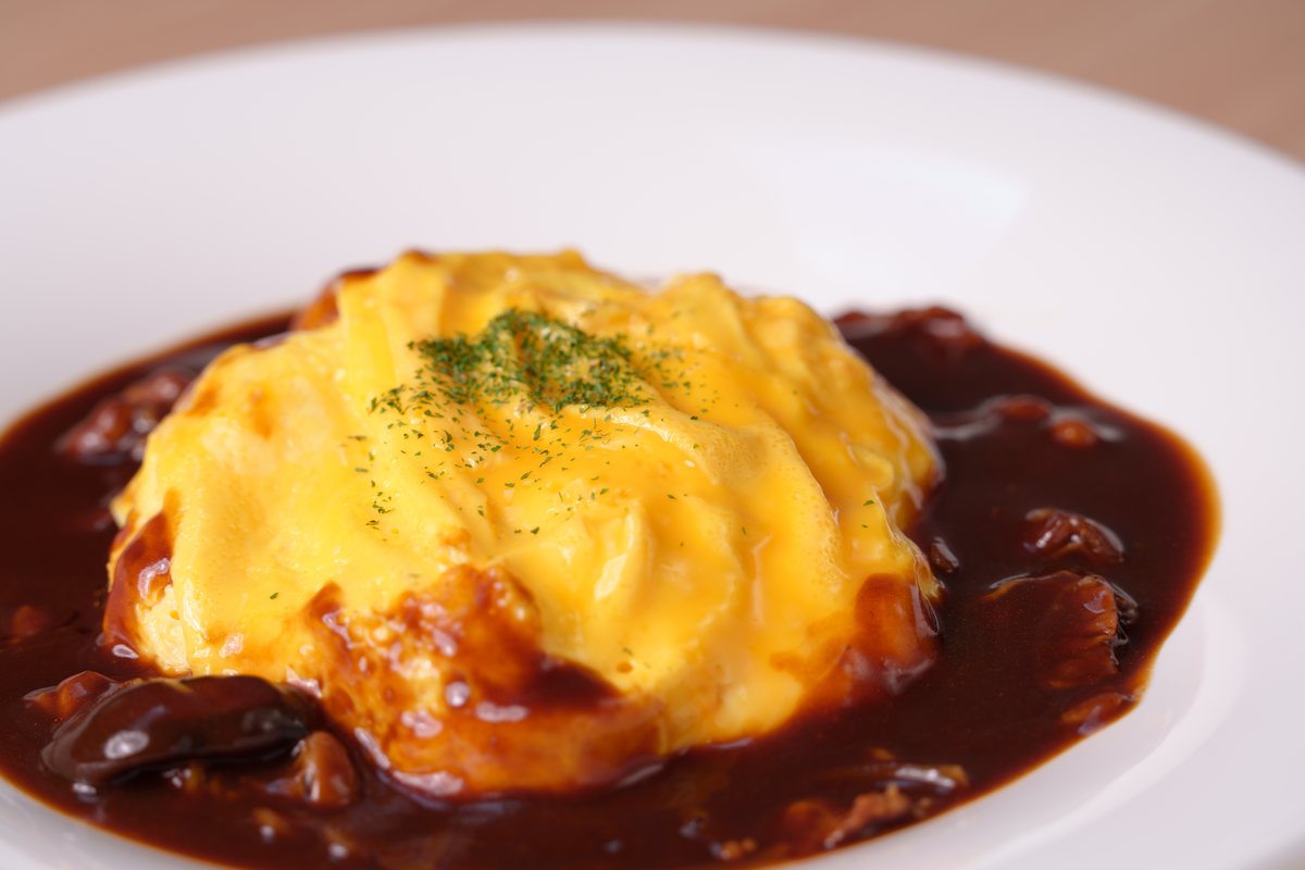 デミグラスソースをかけた卵のごはんもの