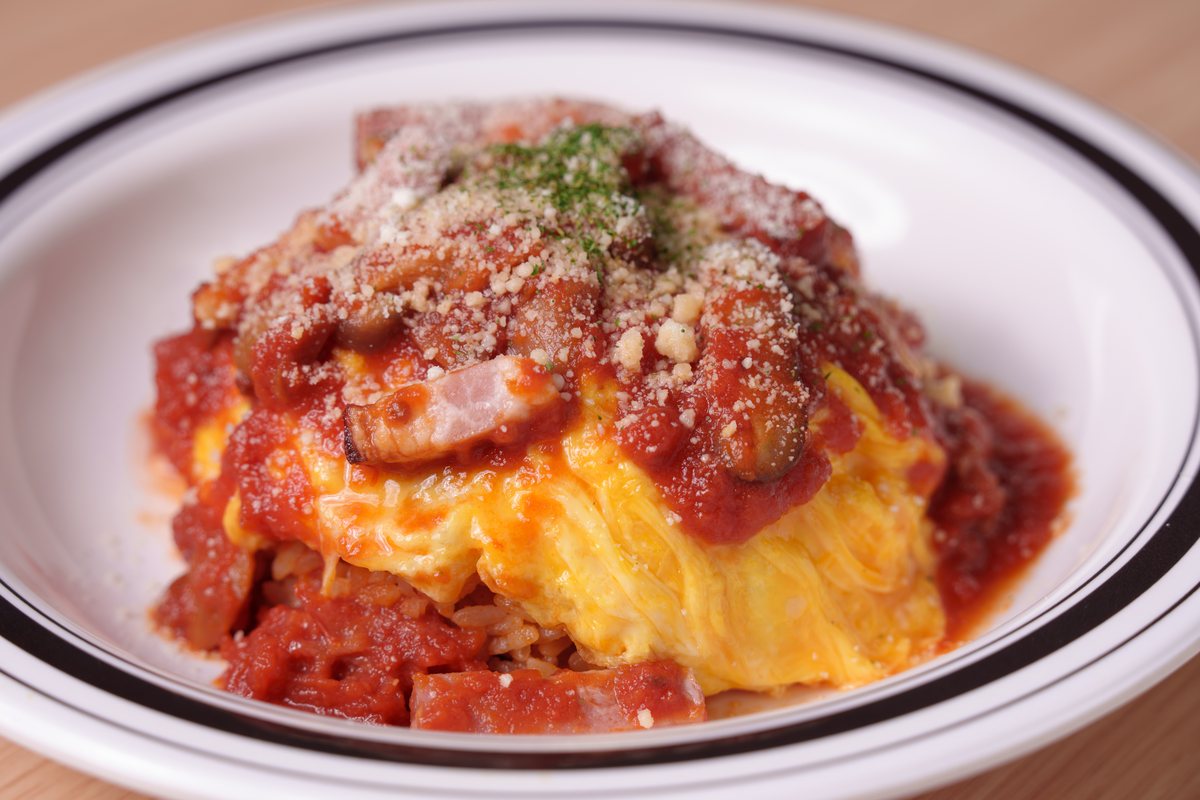トマトソースをかけた卵のごはんもの