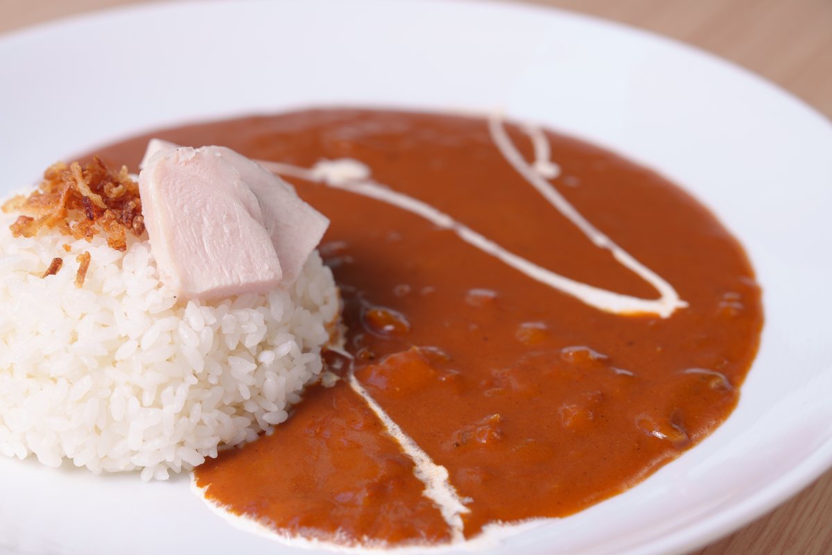 ソースを描いて仕上げたカレー