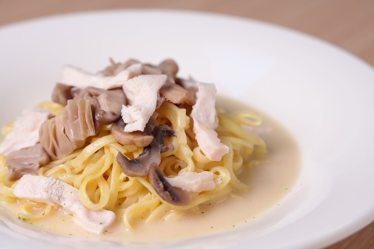 鶏ときのこのクリームソースをからめたパスタ