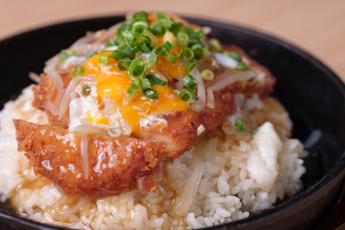 チーズをのせた鉄鍋ごはん