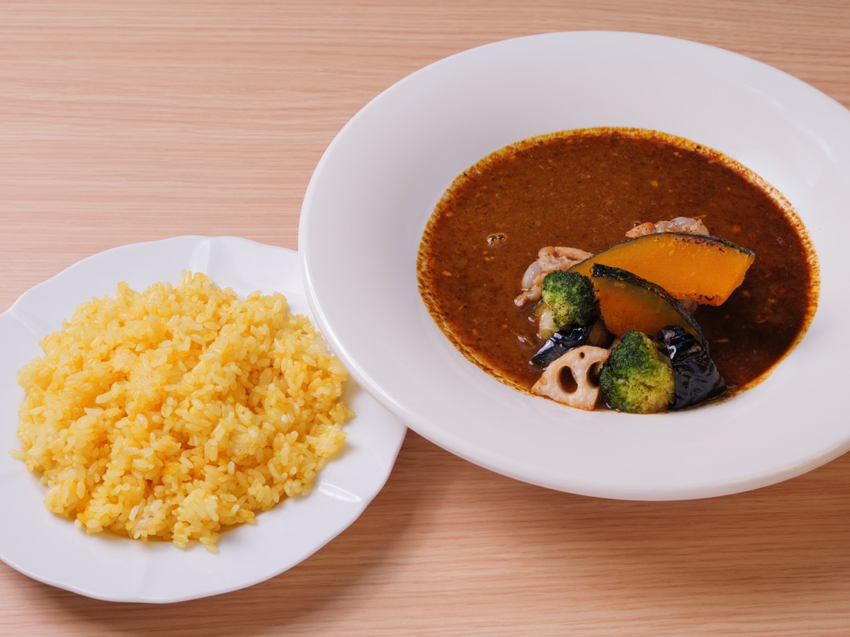 ターメリックライスと野菜を添えたスパイスカレー