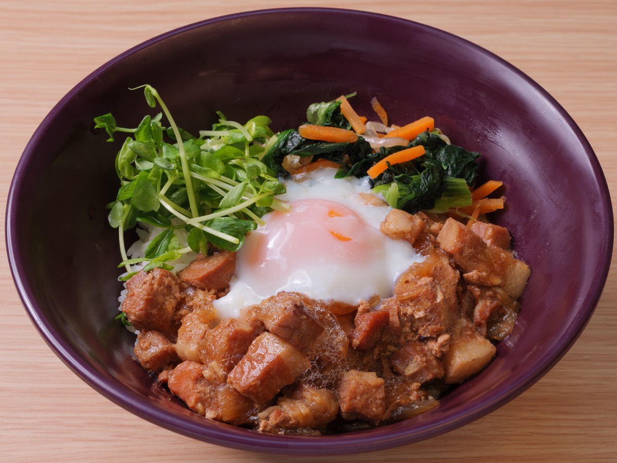 そぼろと温玉をのせた丼