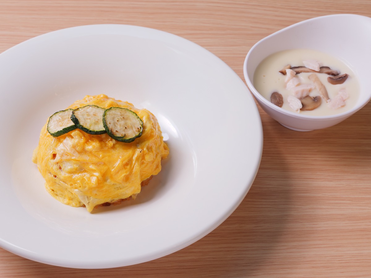 ズッキーニを添えたオムライス