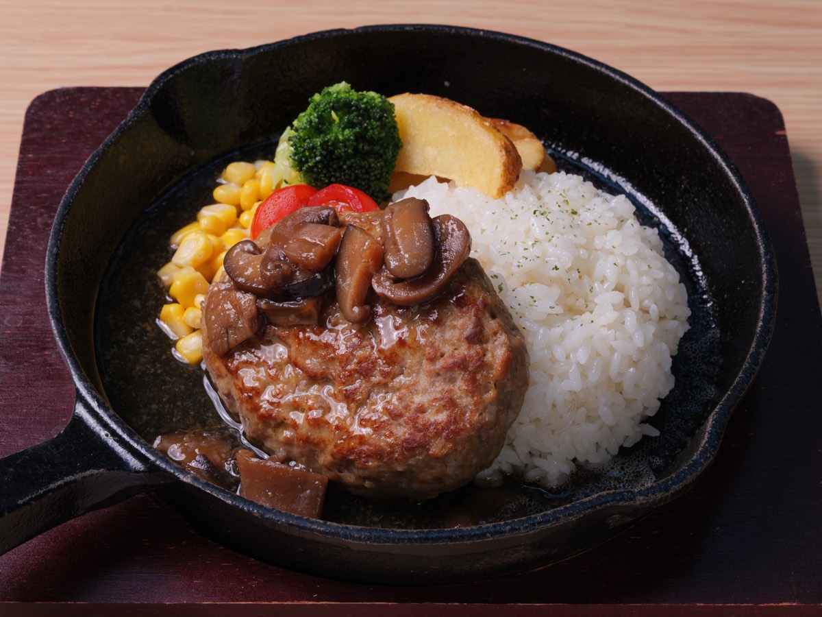 鉄鍋で提供されるハンバーグとライス