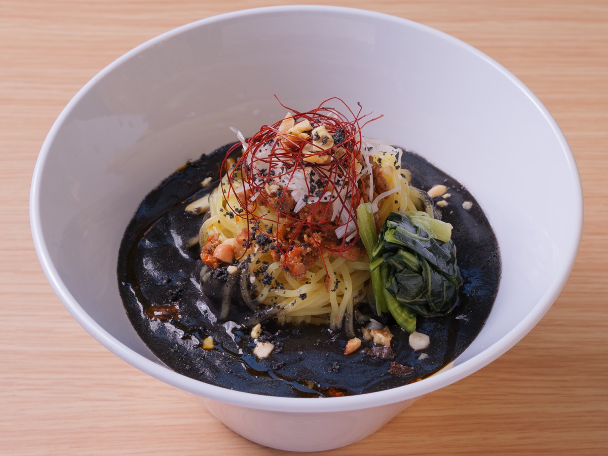 糸唐辛子をあしらった黒いソースの麺
