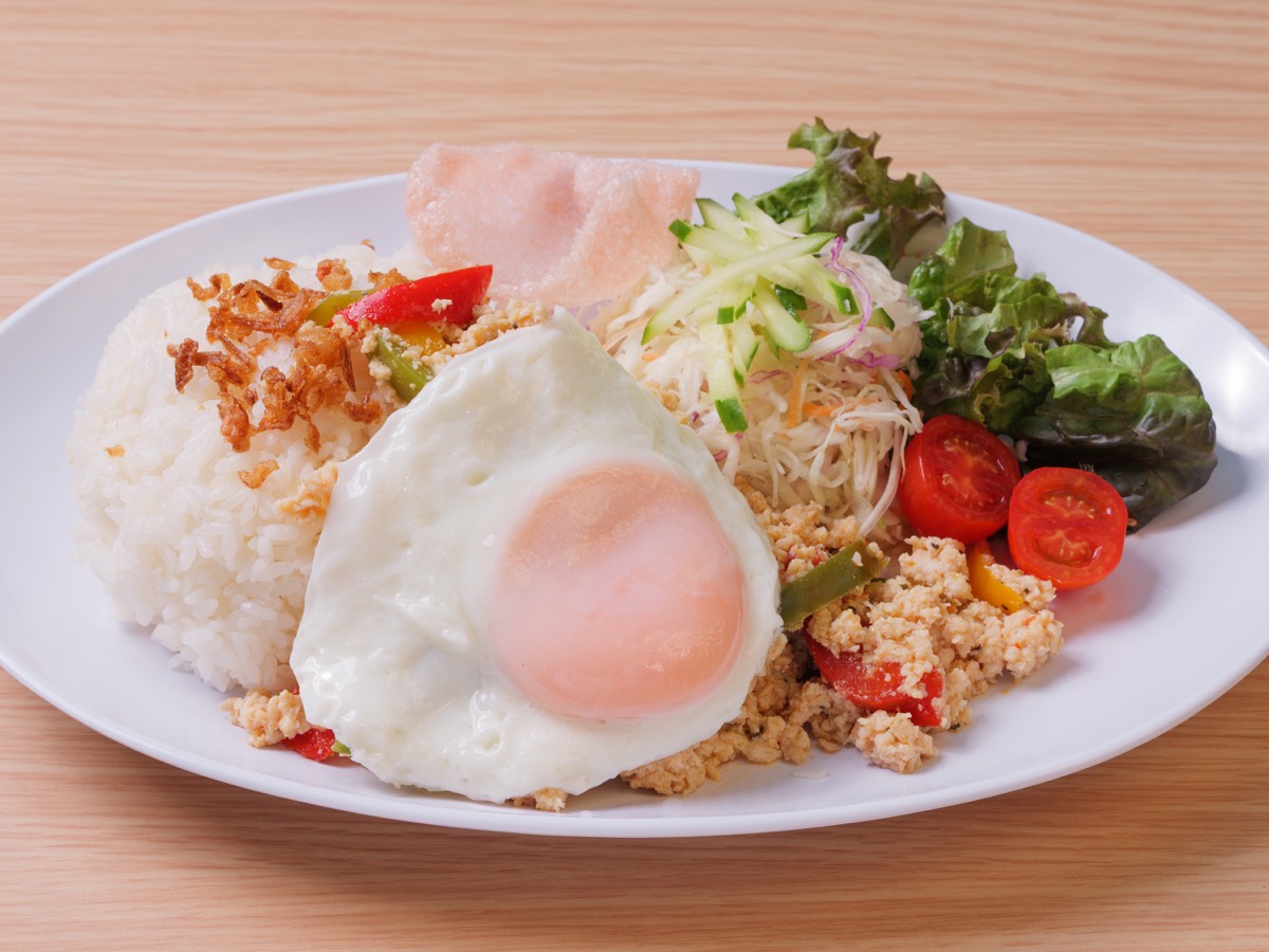 目玉焼きをのせたガパオライスのプレート