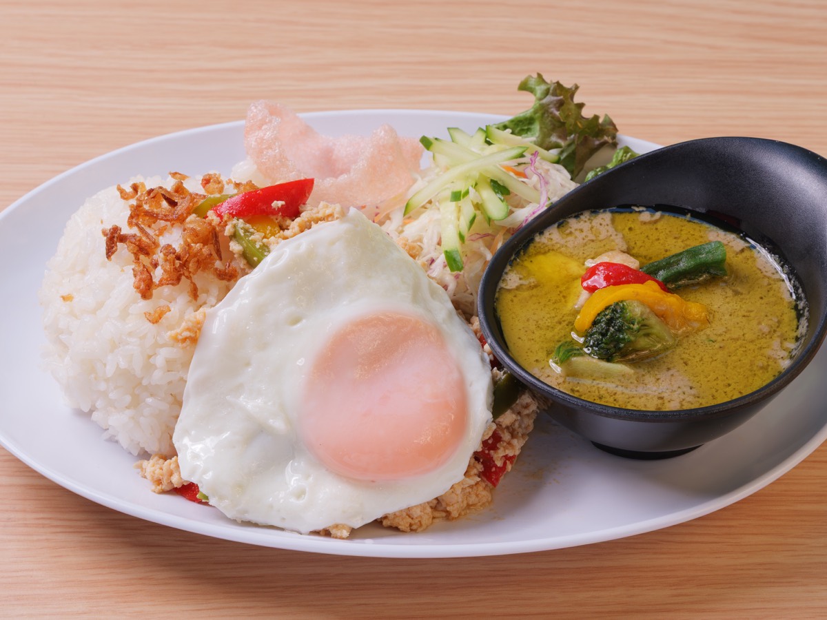 ガパオライスとグリーンカレーを合わせたプレート