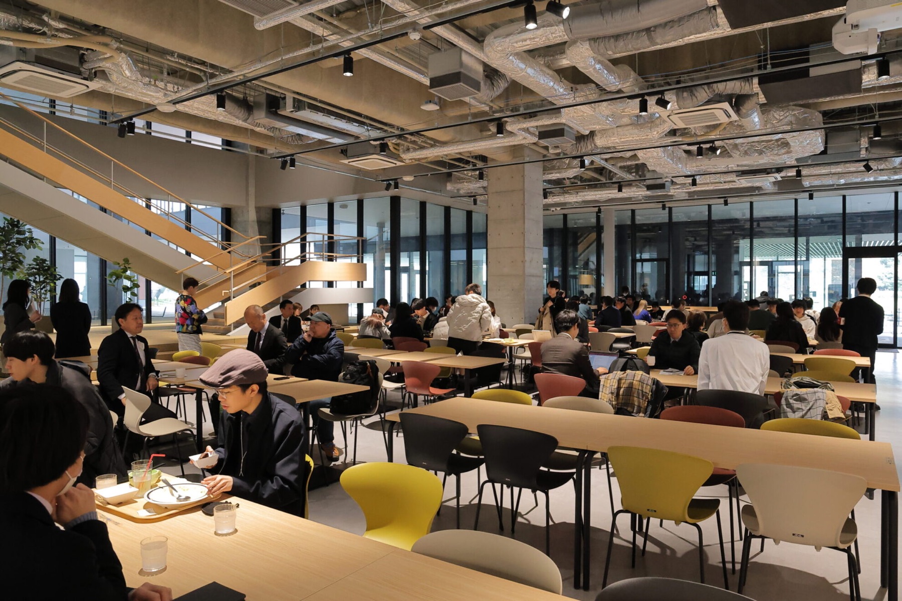 大きな窓から光が入る OIC FOOD PARK の客席