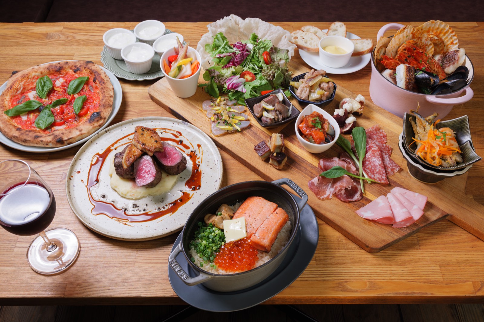 コース料理を並べたテーブルの全景